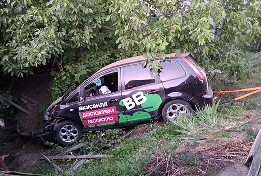 В Саратове автомобиль одного из сетевых магазинов влетел в частный двор без ограждения