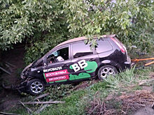 В Саратове автомобиль одного из сетевых магазинов влетел в частный двор без ограждения