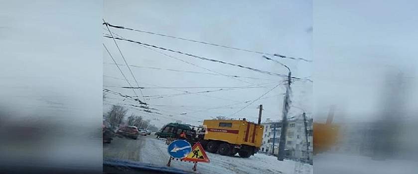 Застрявший на путях автомобиль стал причиной задержки трамваев №4