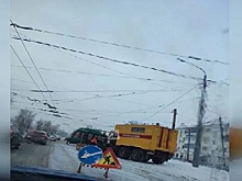 Застрявший на путях автомобиль стал причиной задержки трамваев №4