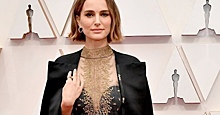 Атласный кейп и платье с золотой вышивкой: какой скрытый смысл был в образе Натали Портман на «Оскаре»