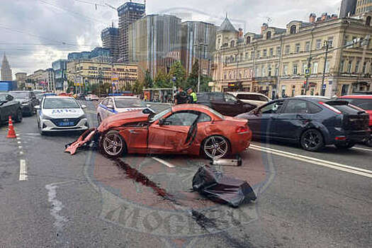 В Москве на фото попали разбитые машины, парализовавшие движение транспорта