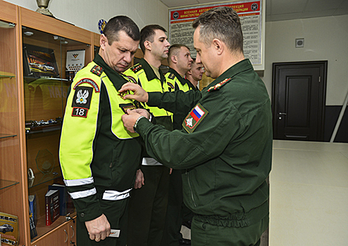 В Главном управлении военной полиции Минобороны России наградили квалификационными знаками отличия победителей конкурса «Дорожный патруль»