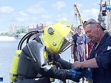 Ремонт на ощупь: водолазы проверяют газопровод на дне Москвы-реки