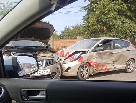 ПАЗ и три легковушки столкнулись в Калуге