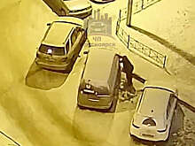 В Красноярске разыскивают мужчину, который режет шины автомобилям около подъезда