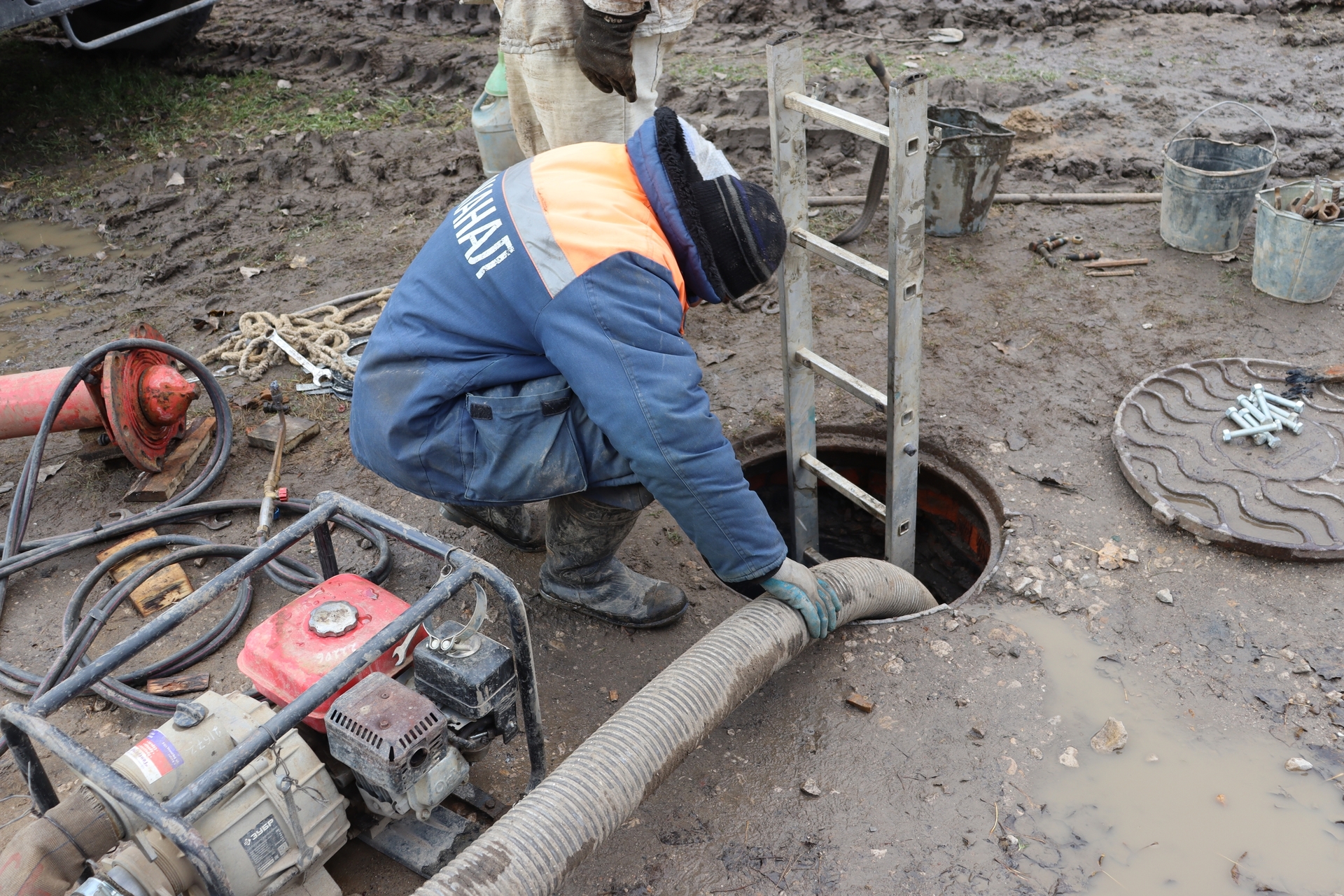 Строители вылили в канализацию цемент