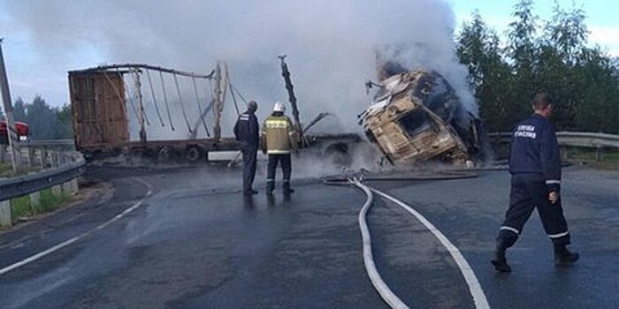 Два грузовика и легковой автомобиль столкнулись в Подмосковье