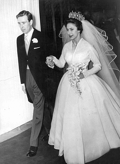 6 мая 1960 года Маргарет вышла замуж за фотографа Энтони Армстронга-Джонса, который получил благодаря этому титул первого графа Сноудона. Королева надеялась, что ее сестра наконец обретет покой, но этого не случилось. 