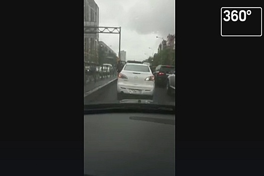 Питерский водитель вышел из дорожного конфликта, ударив машину оппонентов