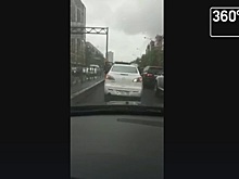 Питерский водитель вышел из дорожного конфликта, ударив машину оппонентов