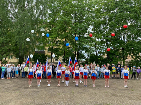В Новгородской области полицейские и общественники провели в детском лагере флешмоб ко Дню России