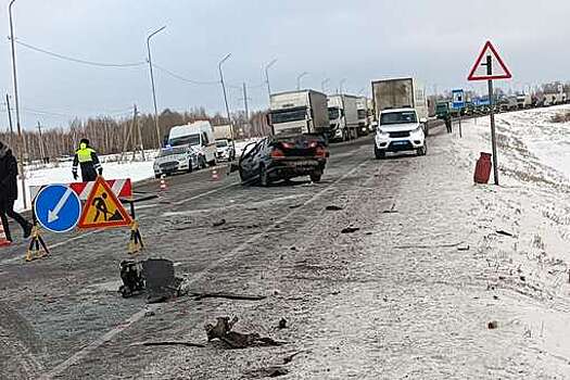 В Тюменской области "Лада" столкнулась с двумя фурами, водитель погиб