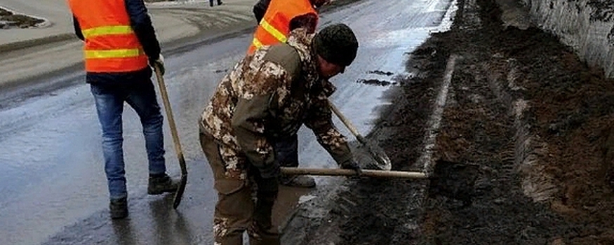 В Петропавловске вывозят песок с дорог и тротуаров