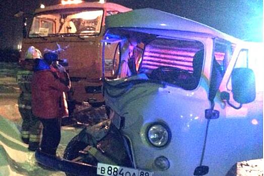 Спасибо, что живой. На Ямале «буханка» залетела под «КамАЗ»