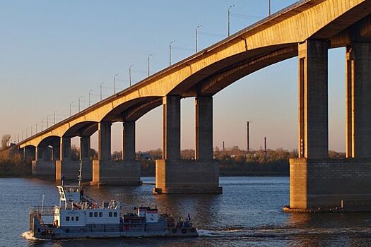 С Мызинского моста начали убирать старую гидроизоляцию