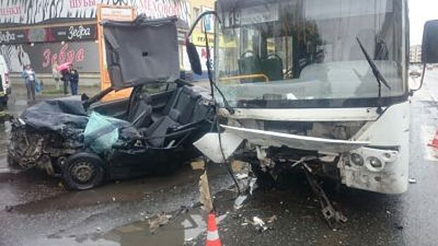 В Екатеринбурге иномарка врезалась в пассажирский автобус