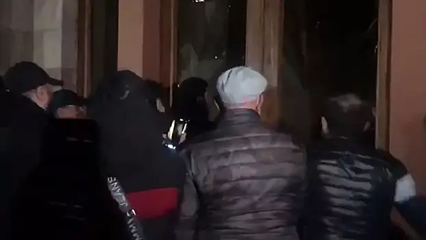Протестующие избили спикера парламента Армении