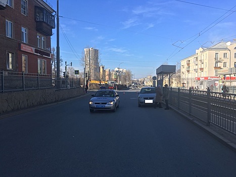 Переходила дорогу на красный: на Бакинских Комиссаров девушка попала под колёса автомобиля