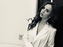 К кровати МакSим несут цветы