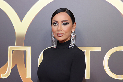 Певица Алсу появилась с вечерней сумкой в виде туфли за 550 тысяч рублей