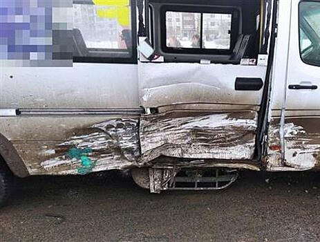 В Тольятти водитель легковушки врезался в автобус, двое пострадали