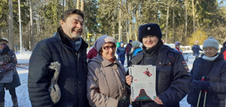В Калужской области сотрудники полиции и общественники поздравили участниц клуба скандинавской ходьбы с наступающим праздником