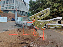 На Украине на машину рухнул флагшток стоимостью более 22 миллионов рублей