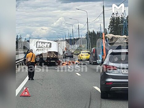 Фура с алкоголем перевернулась в Подмосковье
