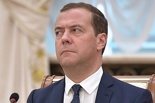 Медведев распорядился выделить 5 млрд рублей на закупку топлива аграриями