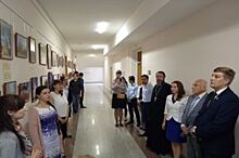 Депутаты областной Думы посетили выставку «Храмы Саратова»