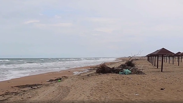 В Анапе после сильного дождя размыло часть центрального пляжа