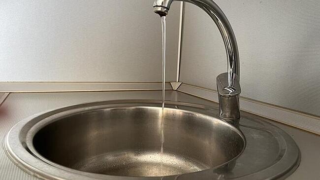 Жильцы дома на Острове почти месяц выживают без воды