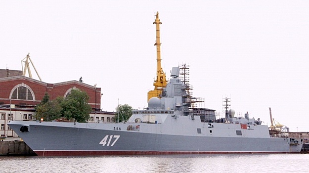 Экс-командующий Северным флотом рассказал, зачем «Адмирал Горшков» сопровождают буксиры