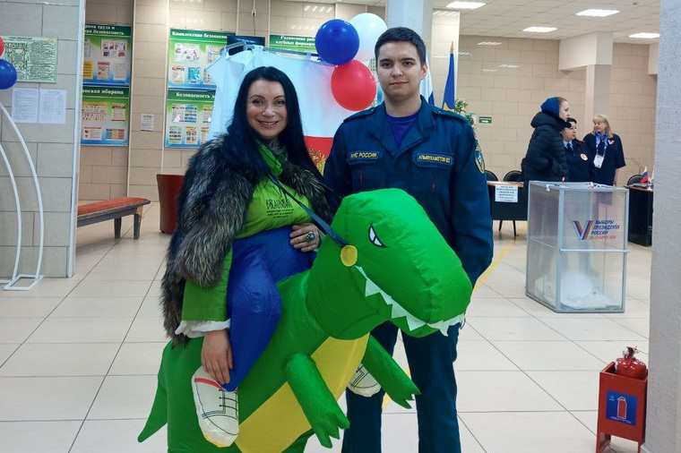 Депутат Завадская из ХМАО проголосовала на выборах в костюме всадника динозавра