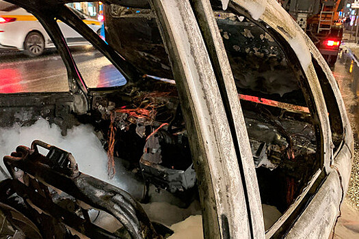 Пять автомобилей обгорели во время пожара в Санкт-Петербурге