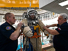 Космонавты Петр Дубров и Анна Кикина отработали под водой замену оборудования