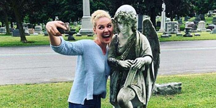 Известную актрису затравили за фото на могиле