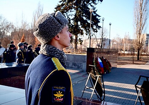 Военнослужащие ЗВО возложили цветы на Аллее Героев в Воронеже