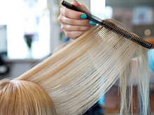 Парикмахер-стилист назвала способы сохранить здоровье волос зимой