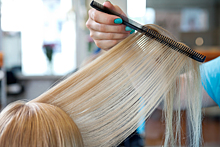 Парикмахер-стилист назвала способы сохранить здоровье волос зимой