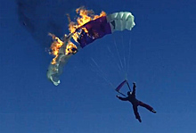 Экстремал поджег свой парашют во время полета