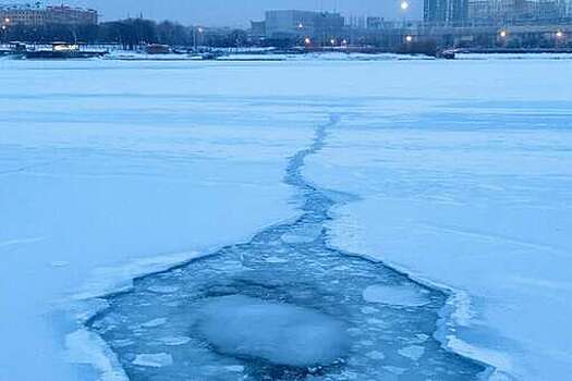 В Нижнем Новгороде рыбак провалился под лед на озере