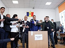 В Румынии полицейские вывели кандидата в президенты Симиона с избирательного участка
