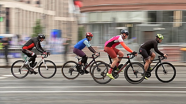 Тысячи велосипедистов растянулись в 16-километровую колонну на Садовом кольце в Москве