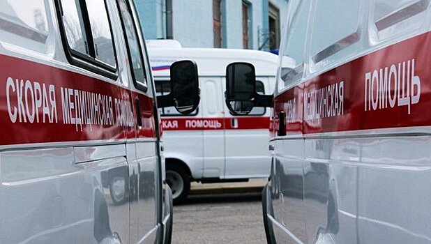 В Омске после ДТП опрокинулся автомобиль скорой помощи