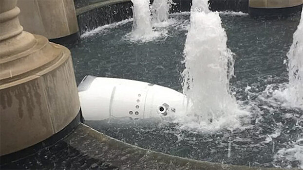 Американский робот-полицейский утопился в фонтане