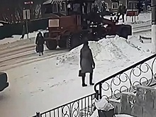 Грейдер сбил женщину-пешехода в Тюменской области. Видео