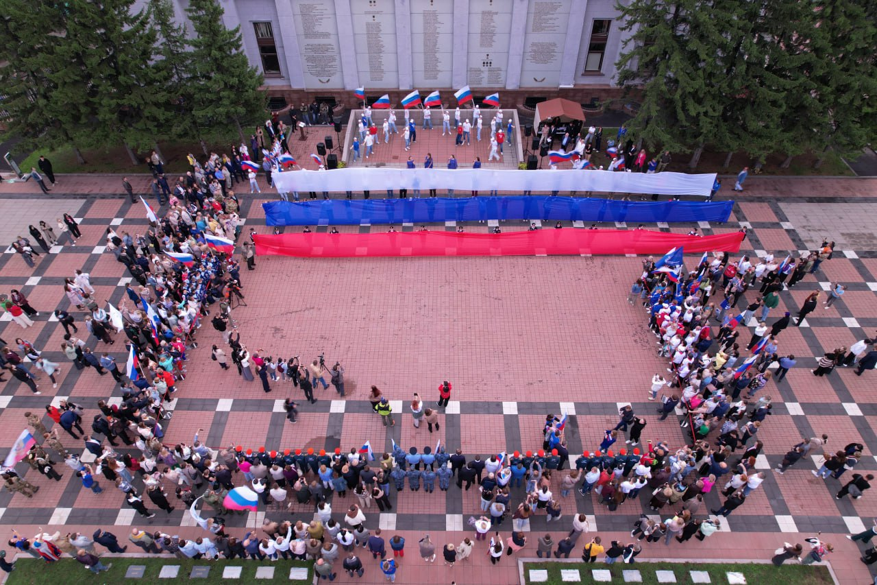 Мэр Иркутска Руслан Болотов принял участие в торжественном митинге в честь Дня Государственного флага России у «Вечного огня»