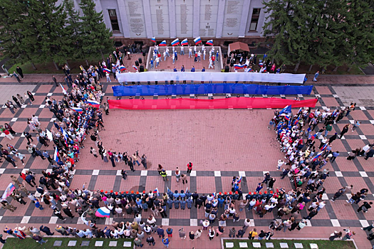 Мэр Иркутска Руслан Болотов принял участие в торжественном митинге в честь Дня Государственного флага России у «Вечного огня»